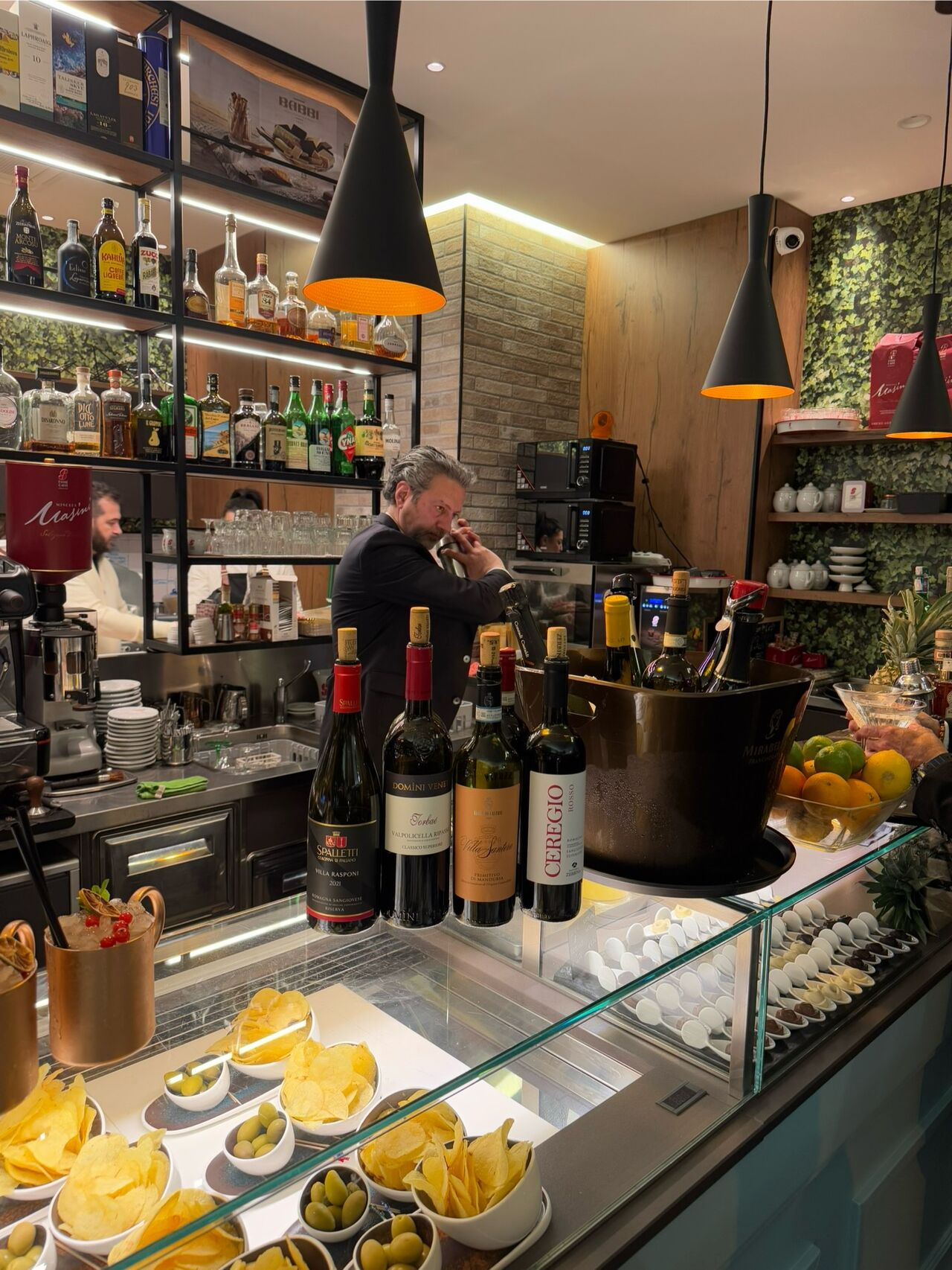 Il banco del caffè con vini e aperitivo