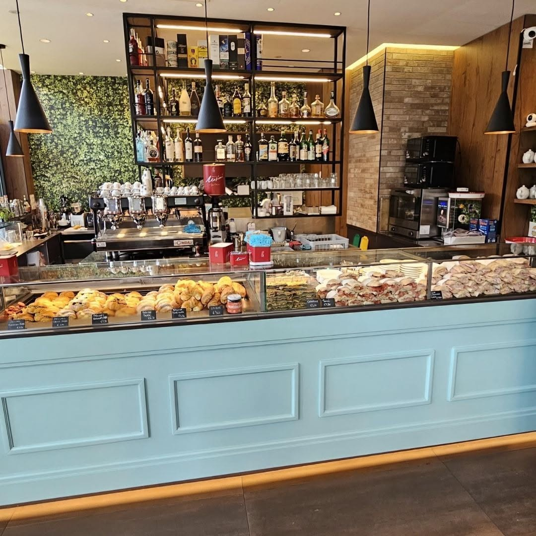 Il banco del caffè con la vetrina di brioche e panini