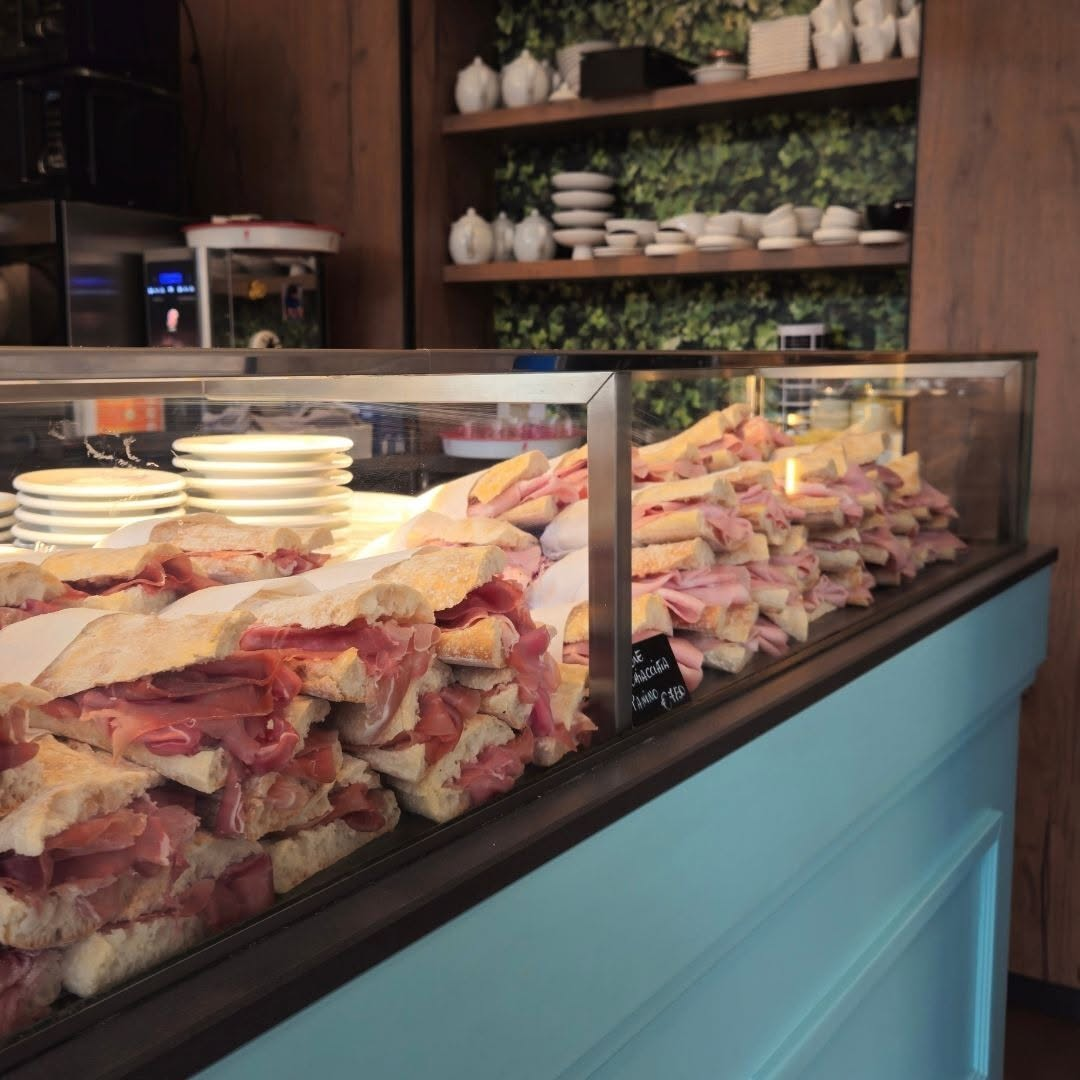 La vetrina dei panini con prosciutto e mortadella