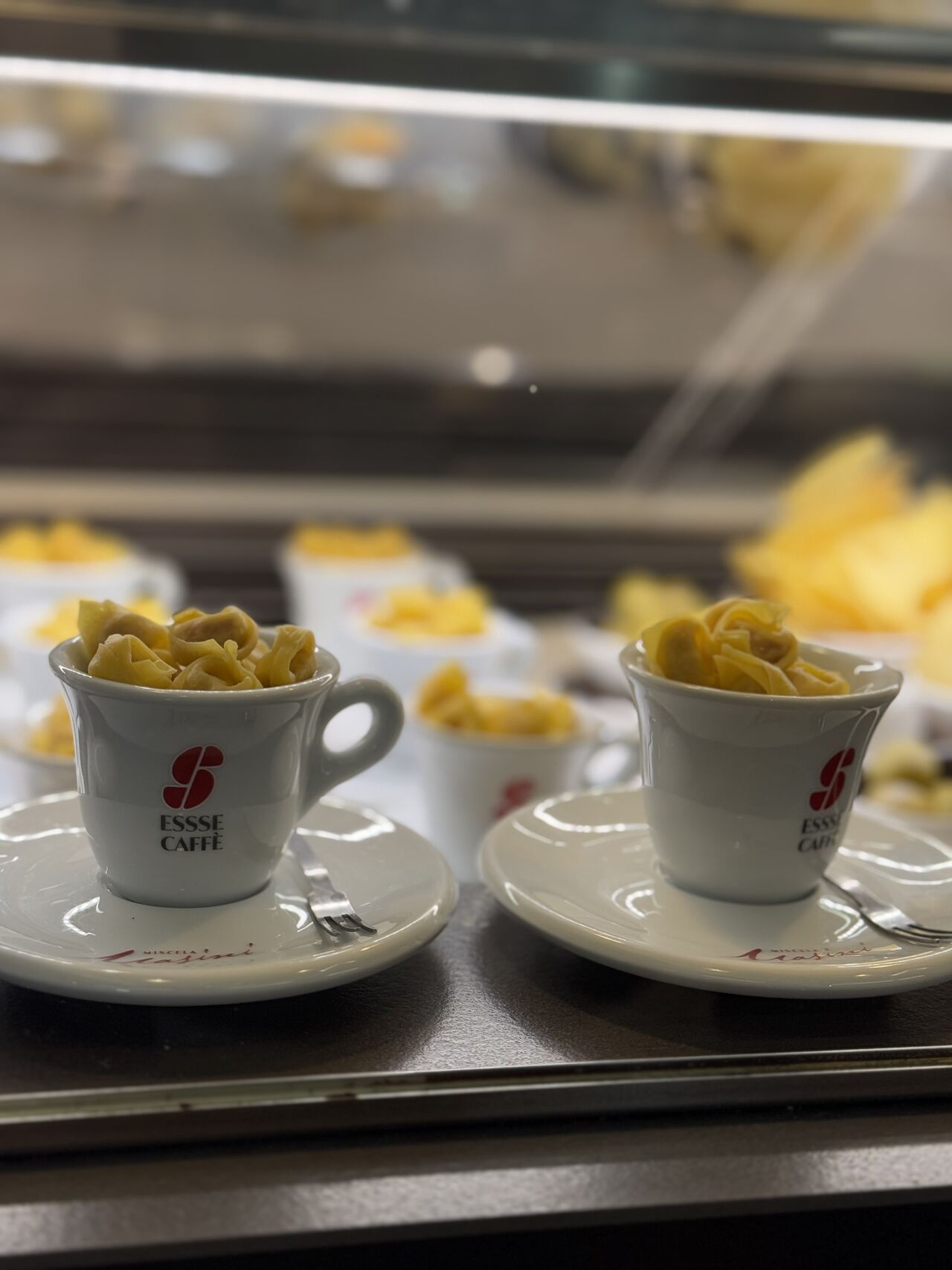 Tortellini serviti in tazzina al banco