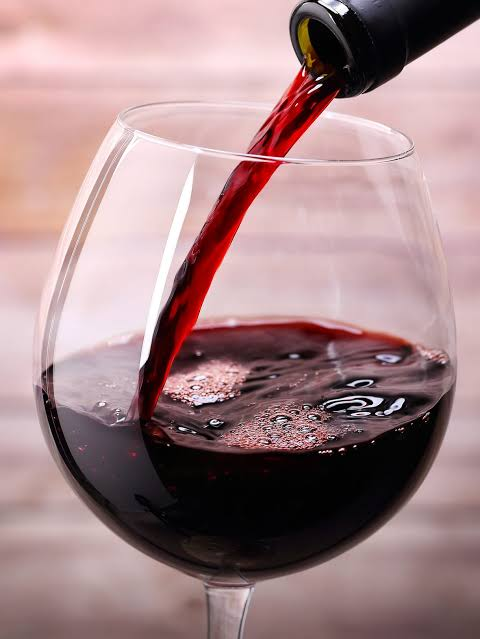 Vino rosso versato nel calice